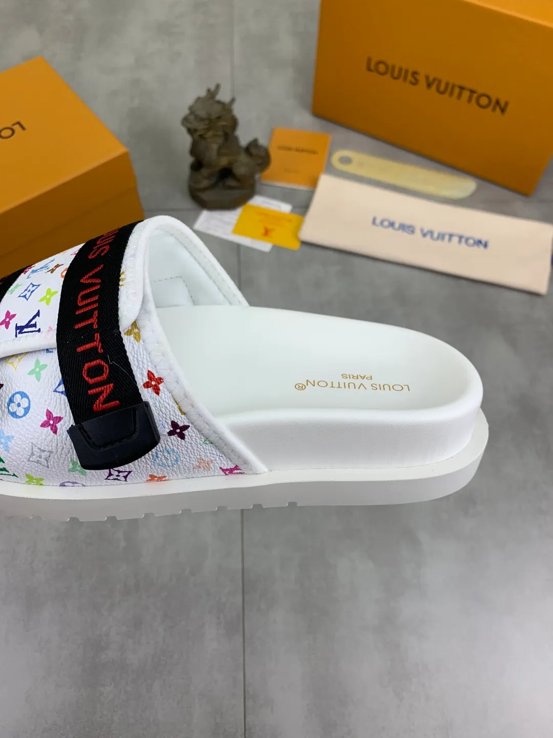 Men's shoes 💰P320💰【New style】🆘 Original quality 【LOUIS VUITTON】The popular Louis Vuitton LV men's slippers on the official website are on sale simultaneously! Original fabric imported from Italy, original factory special supply, code number: 38-44 (45 customized), many colors available